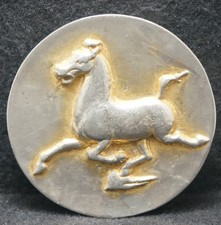 XE11119 VINTAGE 1974  HORSE RUNNING  WESTERN ANIMAL ARTWORK MENS BELT BUCKLE