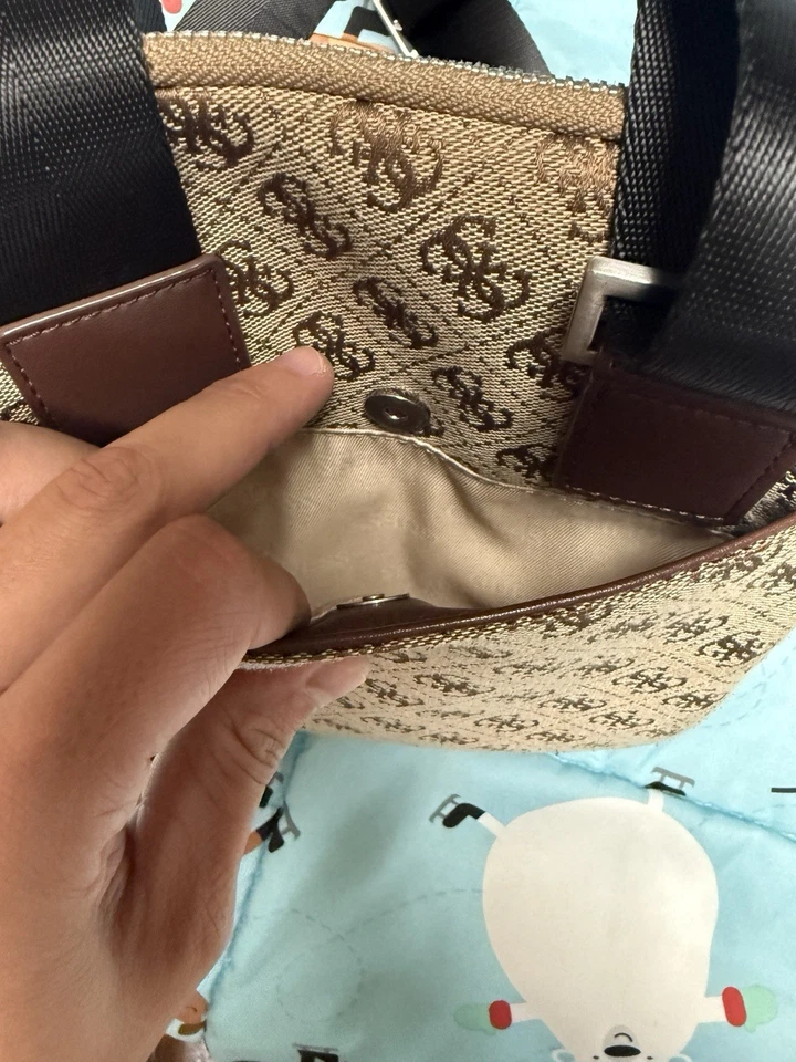 Bolso Hombre Guess's Original Monograma Foto 4 de 4