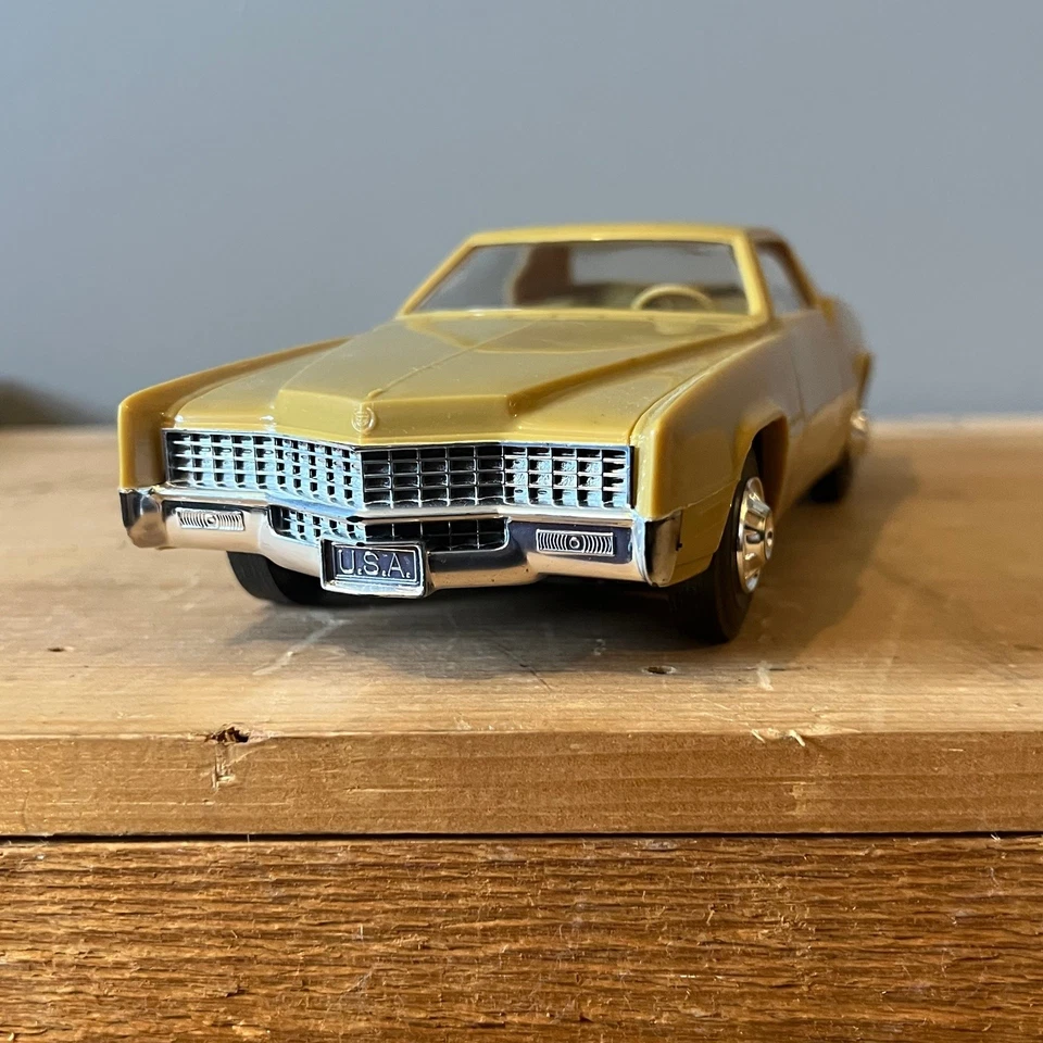 Coche modelo vintage amarillo Aurora Processed Plastic Co. Eldorado EE. UU. Foto 2 de 4
