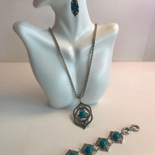 Turquoise colored fashion jewelry set necklace pendant, bracelet and earings NEW