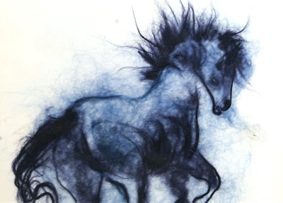 TABLEAU SOUS VERRE EN FIL DE LAINE ETIRE, signé, bleu marine, cheval, curiosité - Photo 1/3