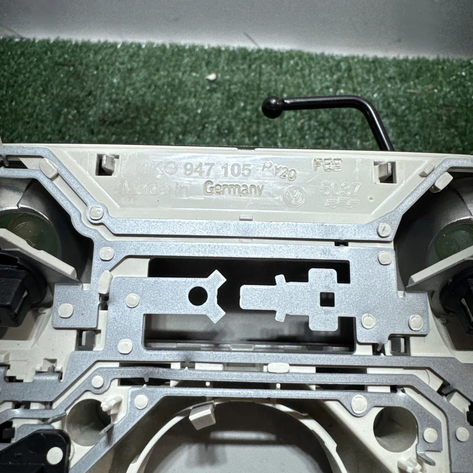 Volkswagen PASSAT B6 2008 Front Seat Light 1KO947105 - image 3 of 3