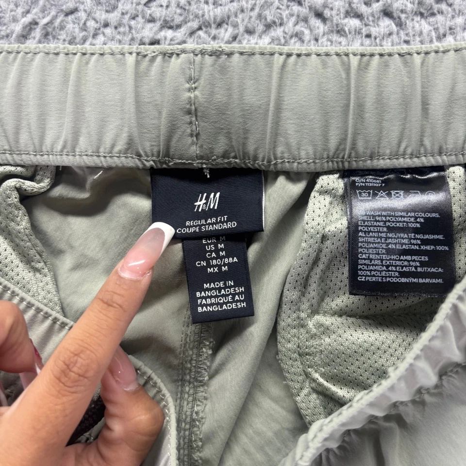 Pantalones cargo H&M para hombre medianos verdes poliamida elásticos ajuste cónico cremallera piernas Foto 3 de 4