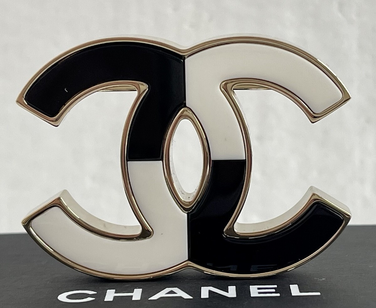 CHANEL CC LOGO Brooch Pin Black/White Gold NWT 2023 Italy CHANEL CC LOGO Brooch Pin Black/White Gold NWT 2023 Italy
