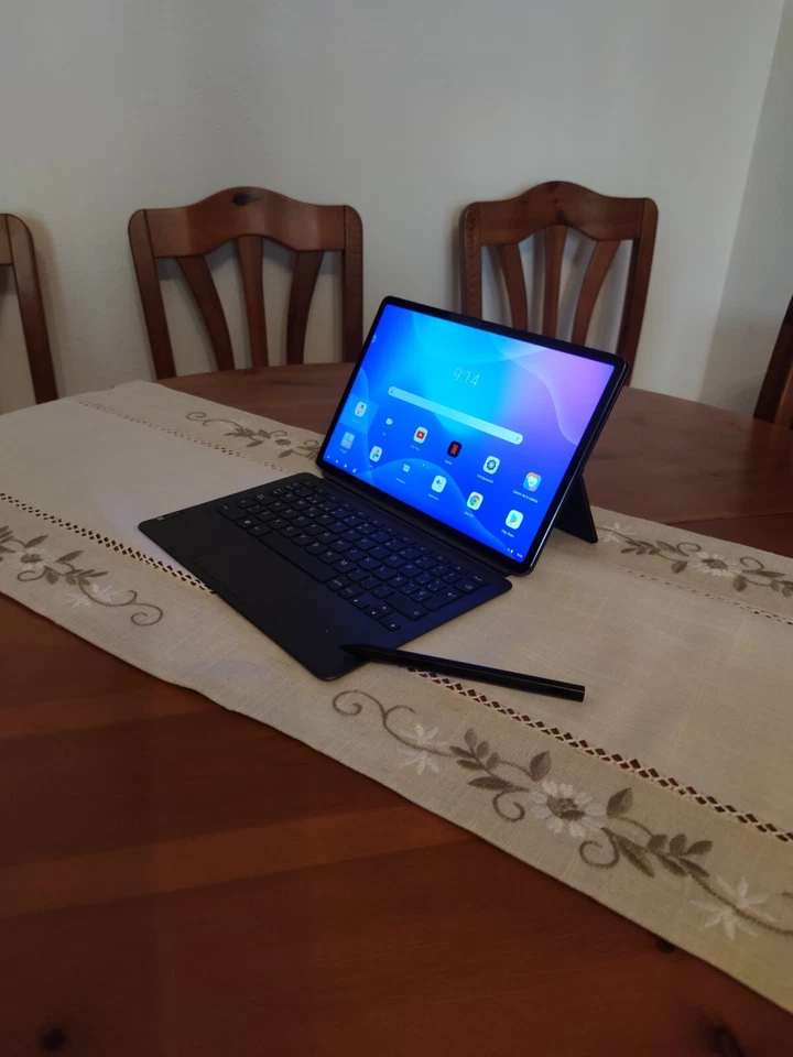 lenovo tablet P11 Pro en perfecto estado, con Lápiz y teclado incorporado - Imagen 2 de 4