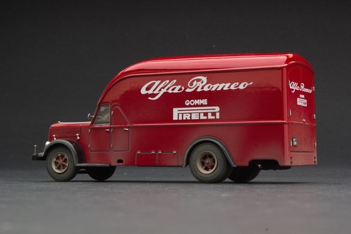 Exoto 43 | DESGASTEADO | Team Alfa Corse Transporter | Campeones de F1 de 1950 y 1951 - Imagen 9 de 24