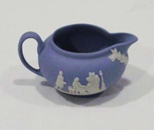VINTAGE WEDGWOOD MINI / MINIATURE BLUE JASPERWARE CREAMER & COVERED SUGAR NEW - Picture 2 of 5