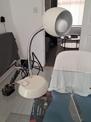  Retro Design Arbeit Tischlampe abgewinkelt creme Metall