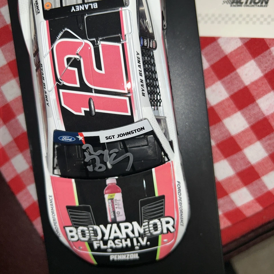 Lionel Racing Die Cast Escala 1/24 Ryan Blaney #21 Body Armour Autografiado WOA Foto 3 de 4