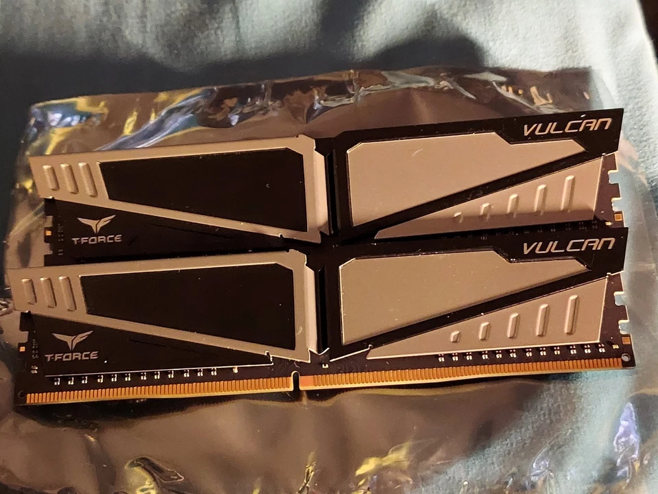 Pair 2 Tested GOOD TeamGroup Vulcan 2x 4GB DDR4 2666 Gaming PC RAM DIMM 8GB - Image 2 of 2