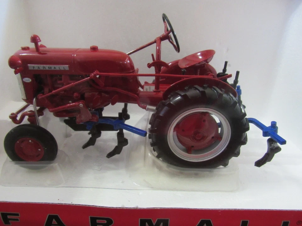 SPECCAST 1/16 #ZJD 1675 FARMALL CUB 560 TRACTOR & #144 ONE ROW CULTIVATOR - NIB - Image 2 of 4