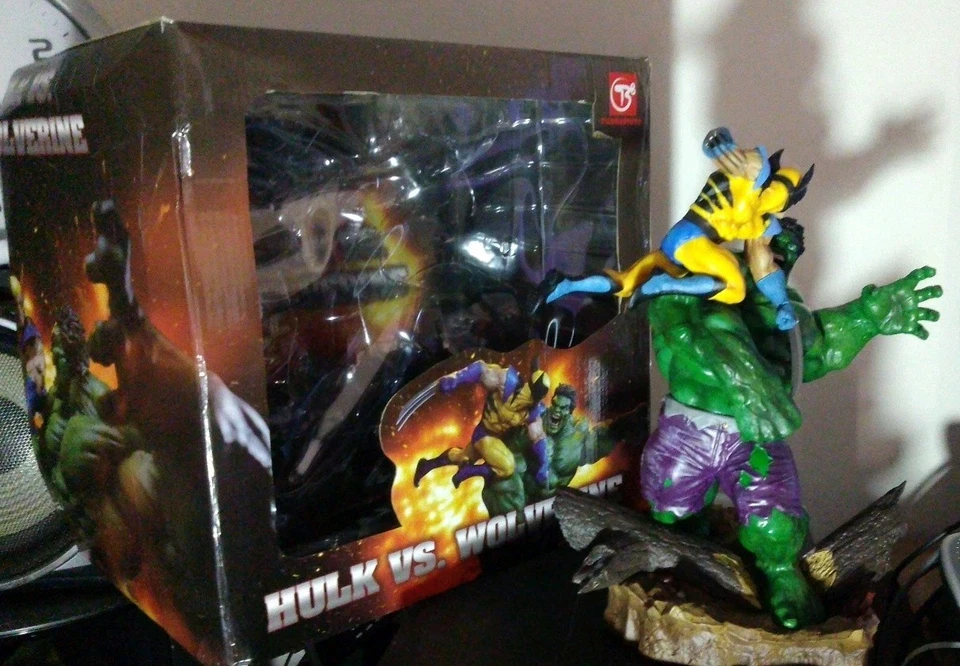 Marvel Hulk vs. Wolverine 14''  Maquette Statue Figure Collectible - Image 2 of 4