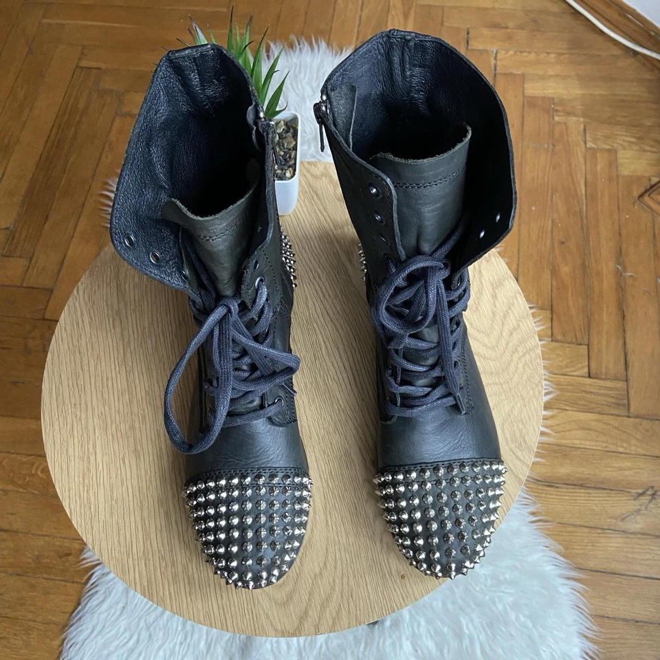 Botas de Combate Steve Madden para Mujer 10 Tachuelas de Cuero Negro Spike Tarnney Bota de Motociclista Foto 3 de 4