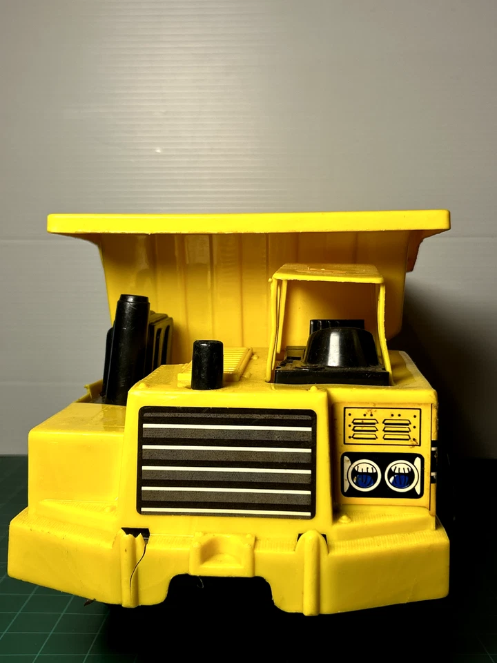 1989 Vintage Mighty Cat Dump Truck Toy Construction Vehicle - Image 4 of 4