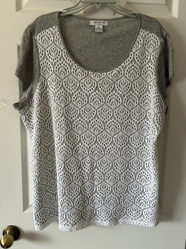 LADIES LIZ CLAIBORNE GREY & WHITE EMBROIDERED FRONT CAP SLEEVE  NWOT  SZ 1X