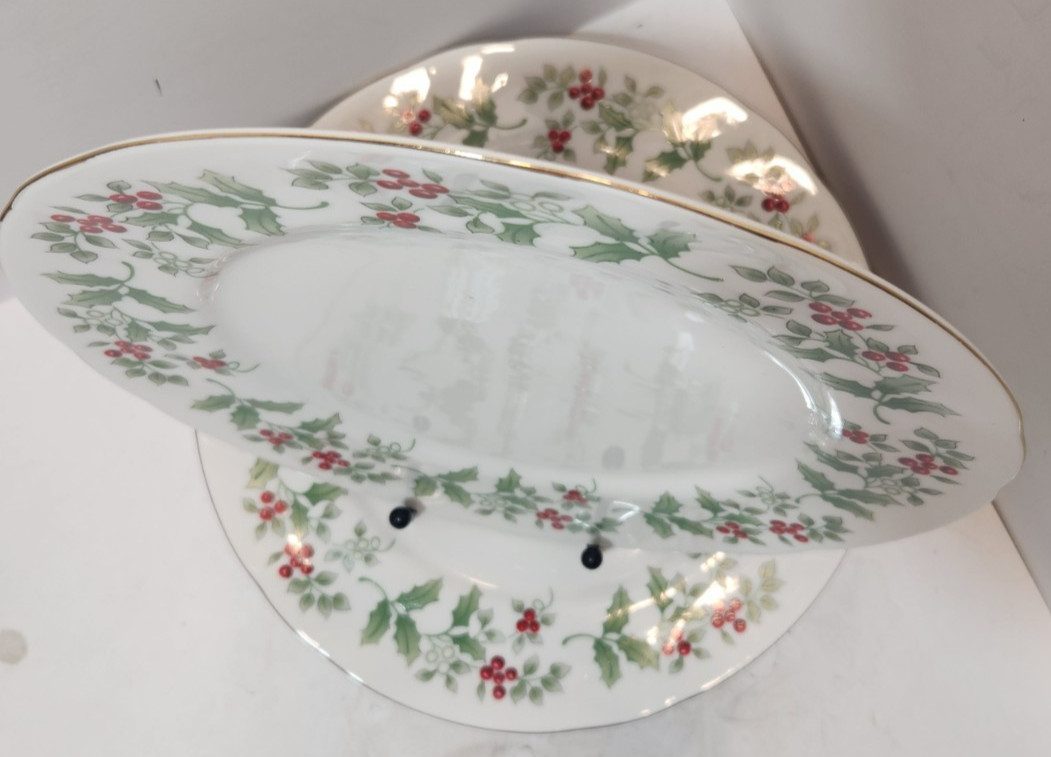 Gibson Housewares Christmas Charm Delight Holly Berry 10" Dinner Plates Set of 4