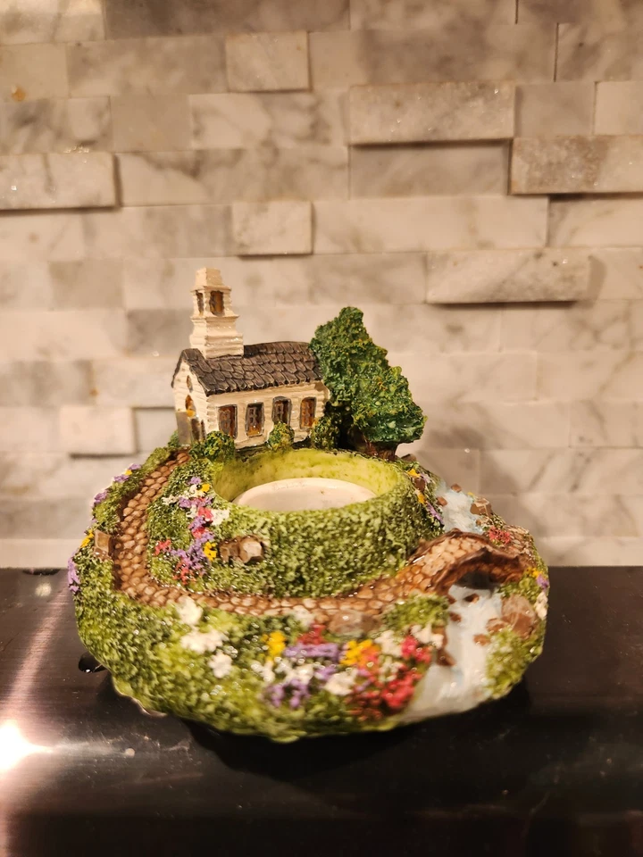 Yankee Candle Country Church, árboles, flores, adorno de velas de arroyo Foto 4 de 4