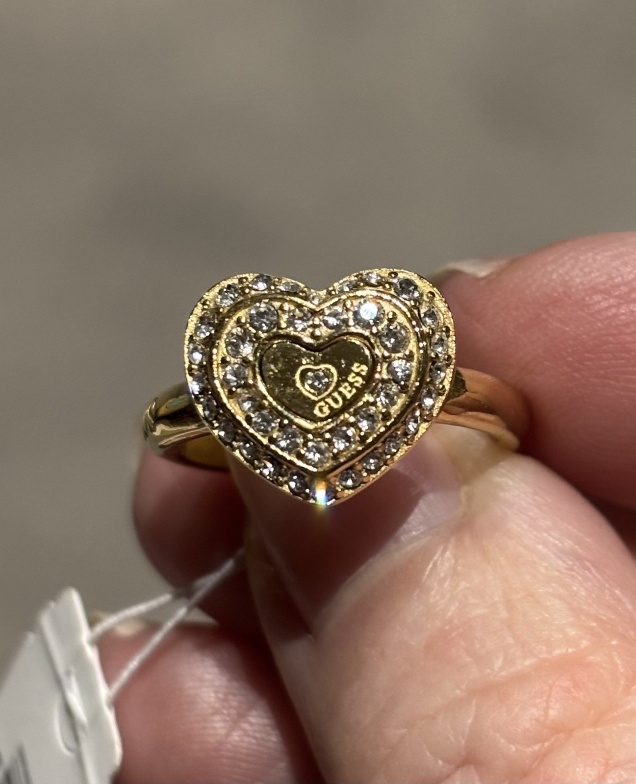 ANILLO GUESS-DISEÑADOR-FORMA CORAZÓN-ACERO, ORO VERMEIL Y DIAMANTADO TALLA N-(7)-NUEVO