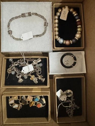 VTG LOT OF 29 UNSIGNED COSTUME JEWELRY. EARRINGS NECKLACES, BROOCHES & BRACELET