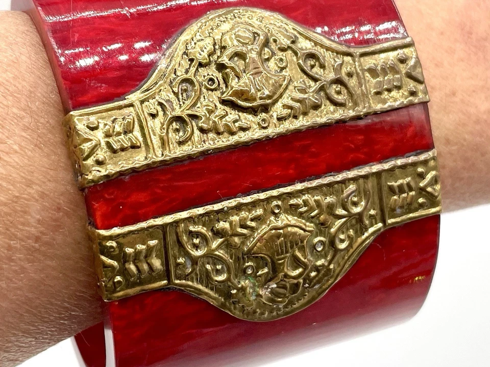 Brazalete brazalete grueso acentuado latón envejecido resina roja de 2 1/8" de ancho Foto 2 de 4