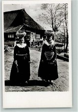 12080977 - Schwarzwaldhaus - Frauen mit Schappel Foto AK Trachten Schwarzwald