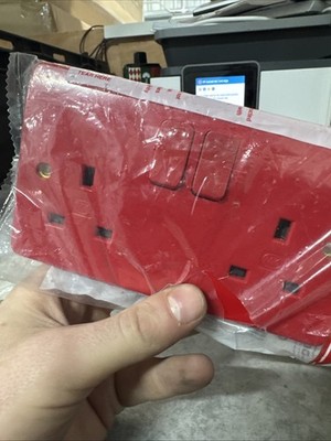 x7 - MK K2747D1RED Logic Plus rot geformte 2-fach doppelpolige Buchse 13A