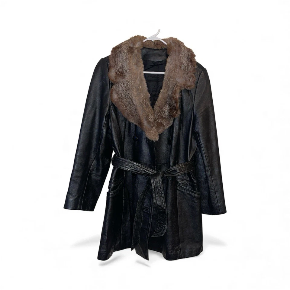 Gabardina de cuero vintage negra con cinturón años 70 con un lujoso cuello de piel M Foto 3 de 4