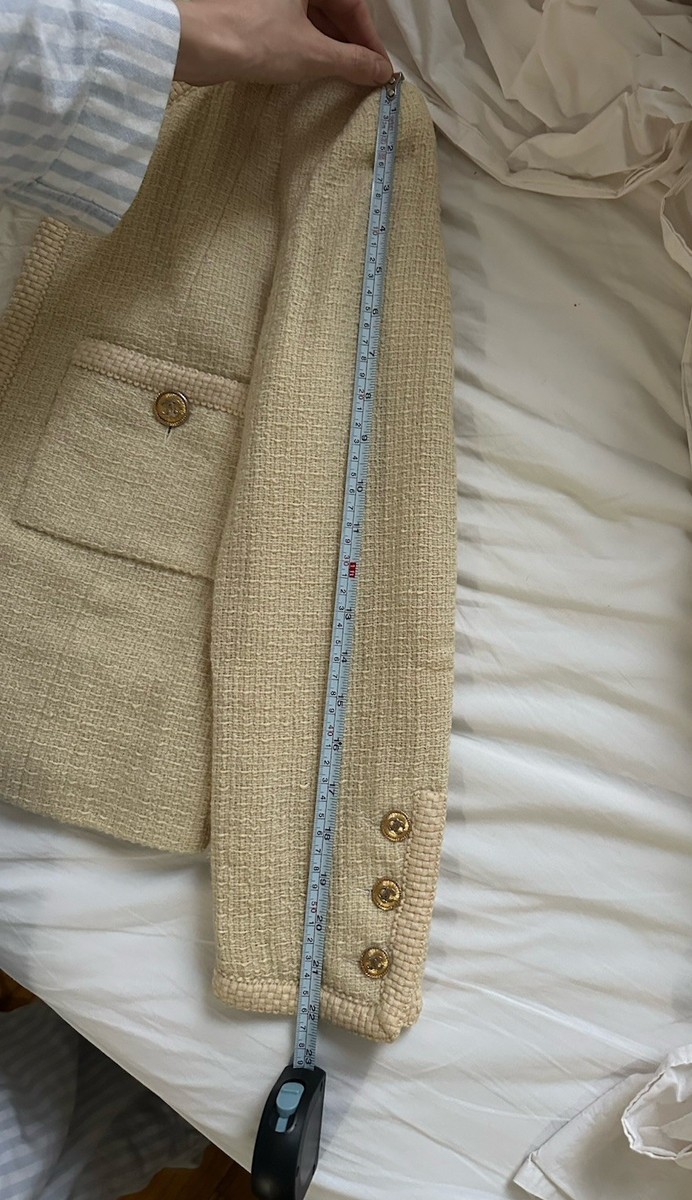 Chanel vintage Ivory jacket with 8 original buttons (logo inside