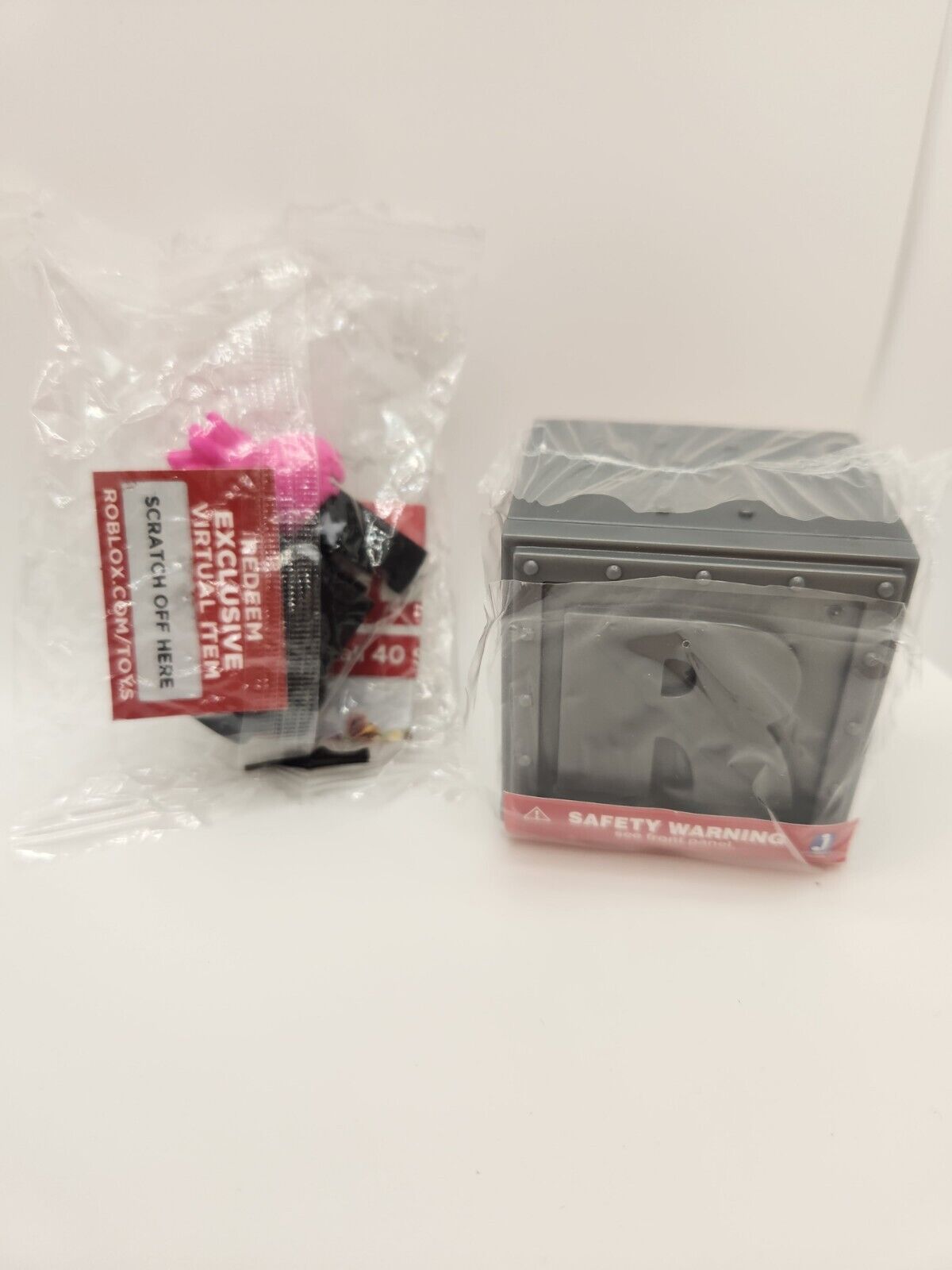 Roblox Series 1 Girl Guest Mini Figure (No Packaging) 