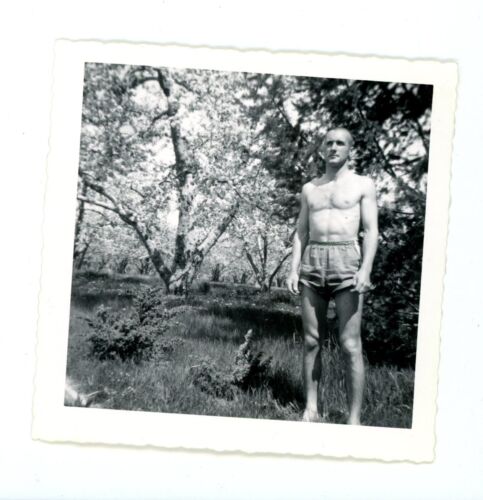 Vintage Schnappschuss Foto Gay Interesse Shirtlos passend älterer Mann - Bild 1 von 3