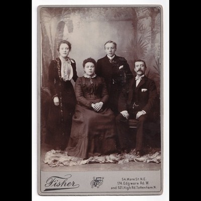 Kabinettkarte: T. Fisher & Co Karte, London. Familienstil Portrait.