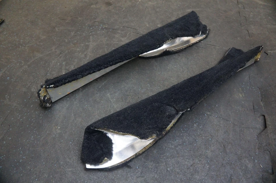 Комплект из 2 отделочных ковровых покрытий для левого и правого ремня безопасности 60787600 от оригинального производителя Ferrari 328 GTS 1986-1989 - Изображение 2 из 4