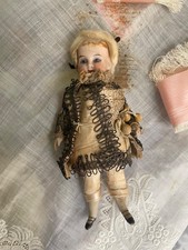 ANCIENNE FÈVE ALLEMANDE Goebel, Mouton Biscuit Polychrome 21 x 17 mm