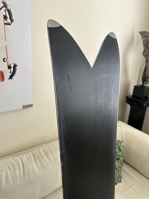 Snowboard Jones Storm Wolf 162 designed by surf shaper Chris