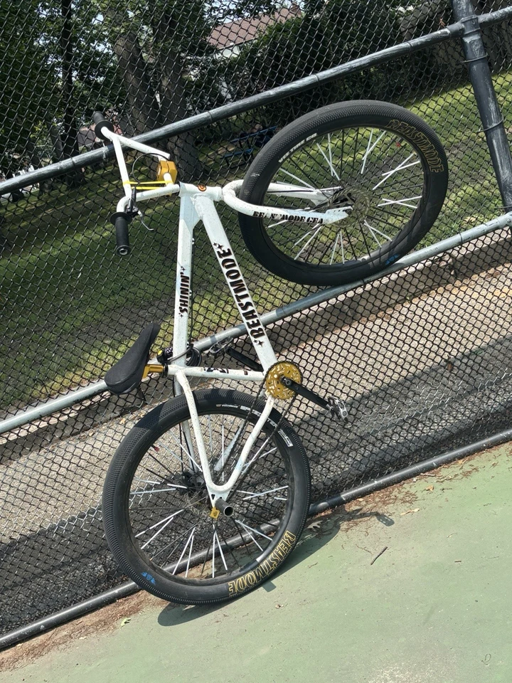 White And Gold Beastmode Se Bike. Very Good Condition With Hydraulic Brakes - Image 2 of 2