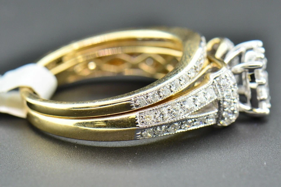 Anillo de compromiso y alianza de boda Tester Pass moissanita chapada en oro amarillo de 14K Foto 2 de 4