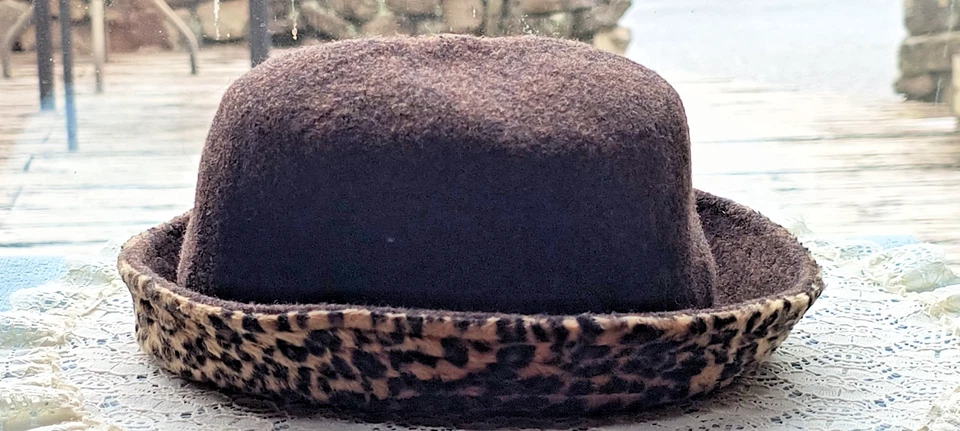 Sombrero de bombín Nine West mezcla de lana Derby marrón y leopardo-cloche-flapper 🐆 Foto 2 de 4