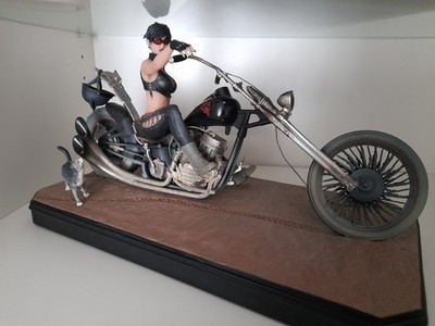 Gotham City Garage Catwoman Statue DC