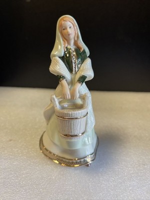 2005 Hawthorne Village IRISH NATIVITY Collection-   Fetching His Water 