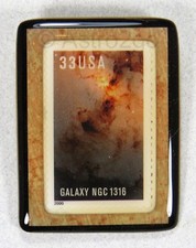 ARTE STUFF-Sello Pins-GALAXY NGC 1316 Fornax A Cluster Radio HST Astronomía Espacial
