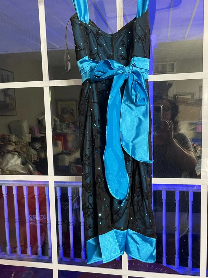 Vestido corto Debs con tiras negro con detalles verde azulado Foto 2 de 2