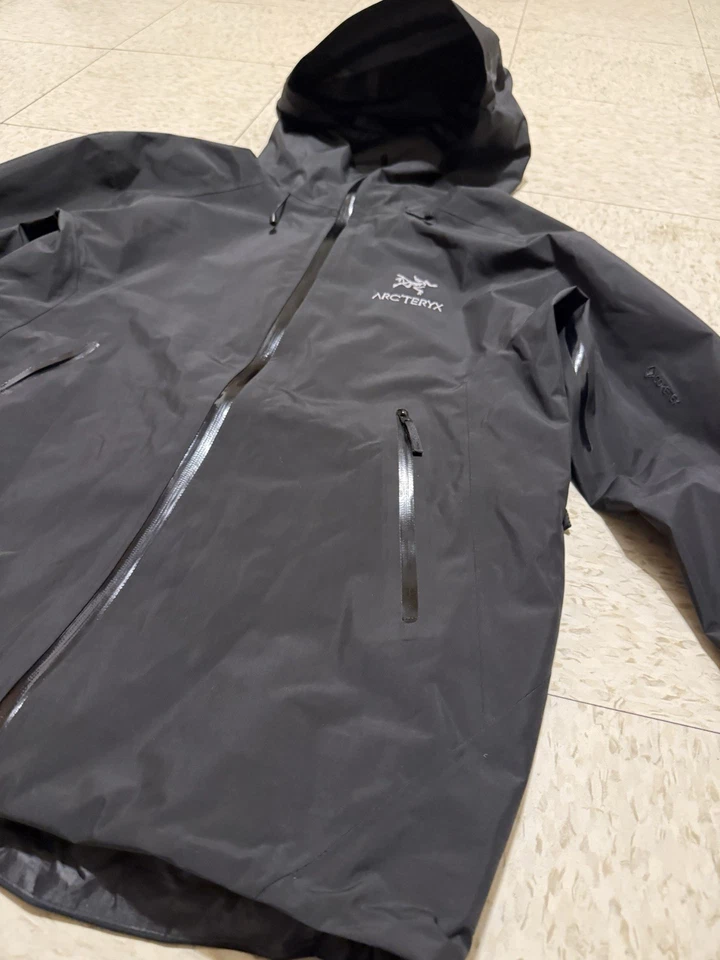 Водонепроницаемая куртка с капюшоном Black Arc'teryx Goretex размер большой - Изображение 4 из 4