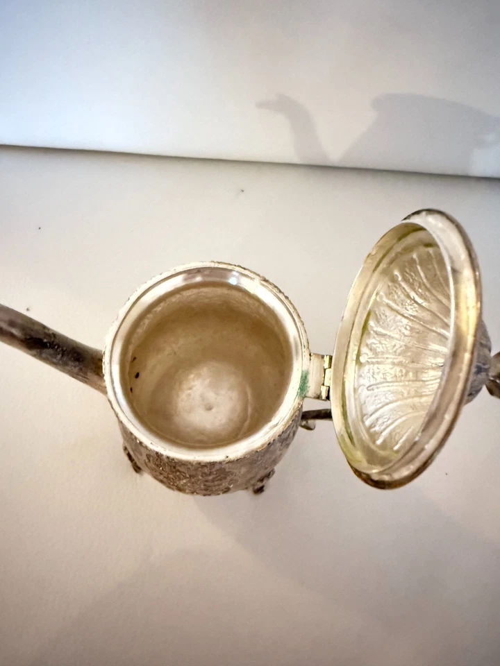 ANTIGUA CAFETERA/TETERA PLATEADA ORNAMENTADA DISEÑO FLORAL MARCAS GRABADAS CON PATAS Foto 4 de 4