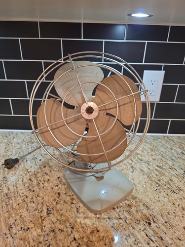 Vintage mid-century General Electric metal desk/table fan. Works
