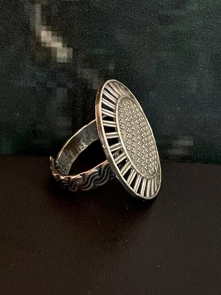 Anillo inoxidable plata oxidada patrón geométrico Foto 3 de 4