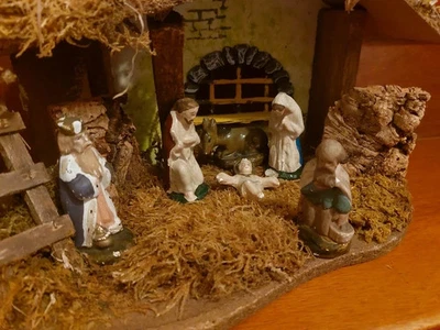 Jolie crèche en bois de fabrication Italienne avec santons anciens - Photo 1/4