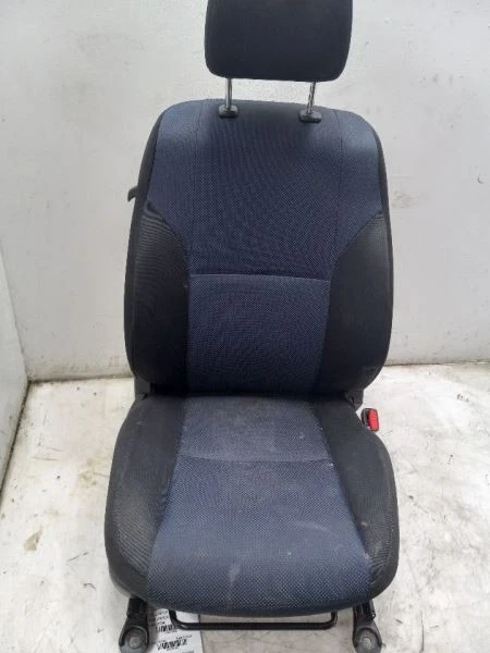 06-07 SCION TC PASSENGER 侧前蓝色/黑色衣服桶座 — 第 2/4 张图片