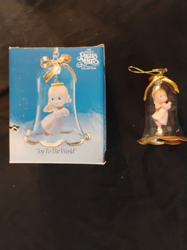 Vintage 1994 Enesco Precious Moments Figurine "Joy to the World"