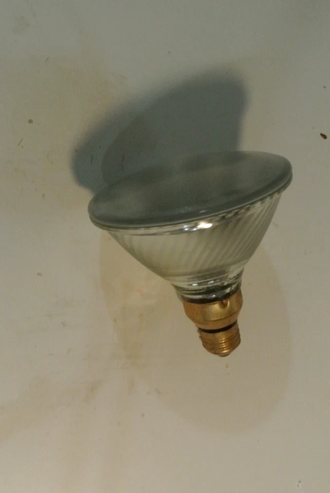 SYLVANIA 90PAR38/HAL/FL130 90W PAR38 CAPSYLITE HAL FLOOD LIGHT BULB - Image 2 of 3