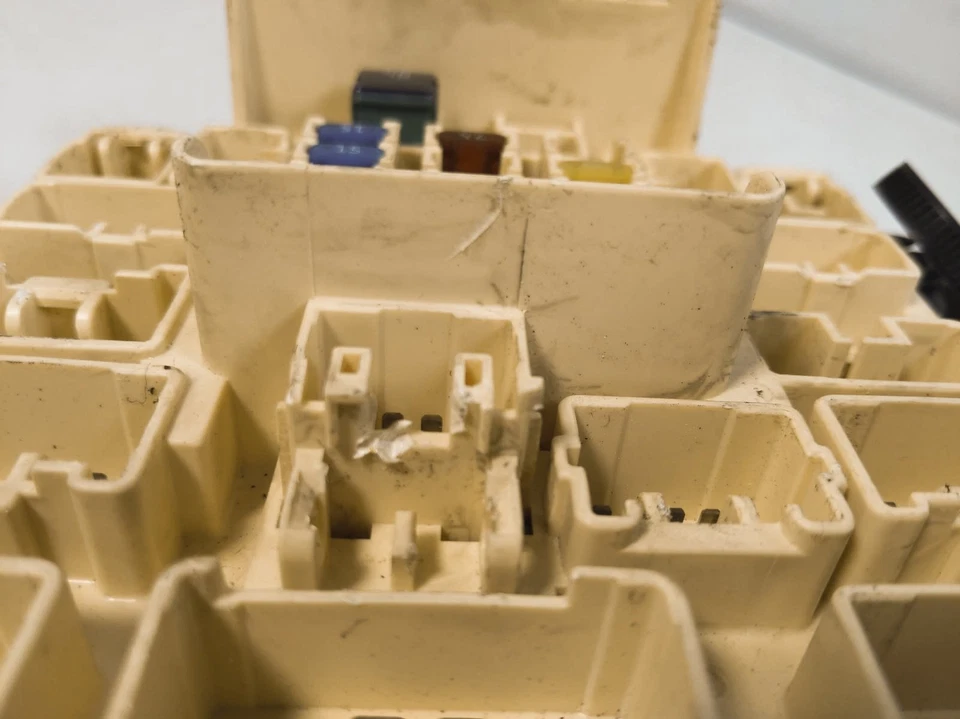 Caja de fusibles de cabina de pasajeros Lexus Is300 2002-2005 82731-53021 *tiene pocas pestañas rotas* Foto 3 de 4